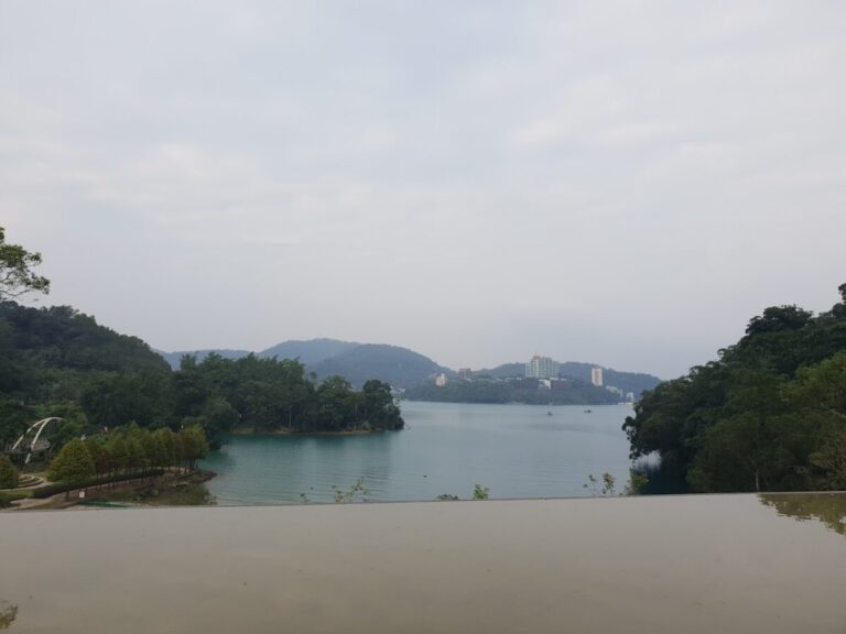 向山遊客中心｜向山遊客中心 2026 旅遊全攻略：日月潭最美清水模建築、懸臂觀景台與抹茶甜點推薦