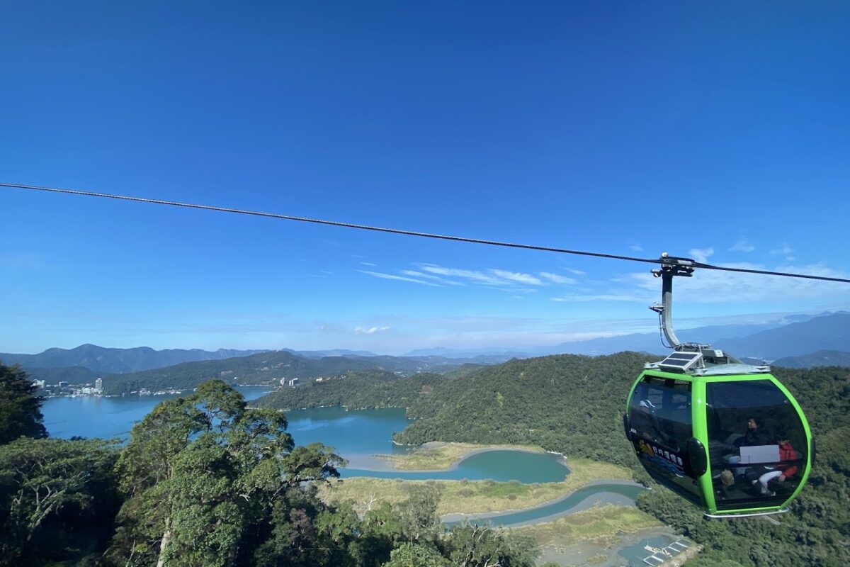 日月潭纜車｜日月潭纜車 2026 全攻略：搭乘水晶車廂俯瞰湖光山色，南投九族必玩行程指南